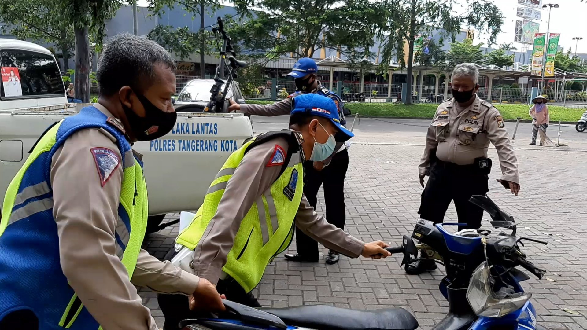 Kapolsubsektor Palem Semi Bersama Laka Lantas Polrestro  Tangerang Kota Tangani kecelakaan Di Palem Semi Tangerang
