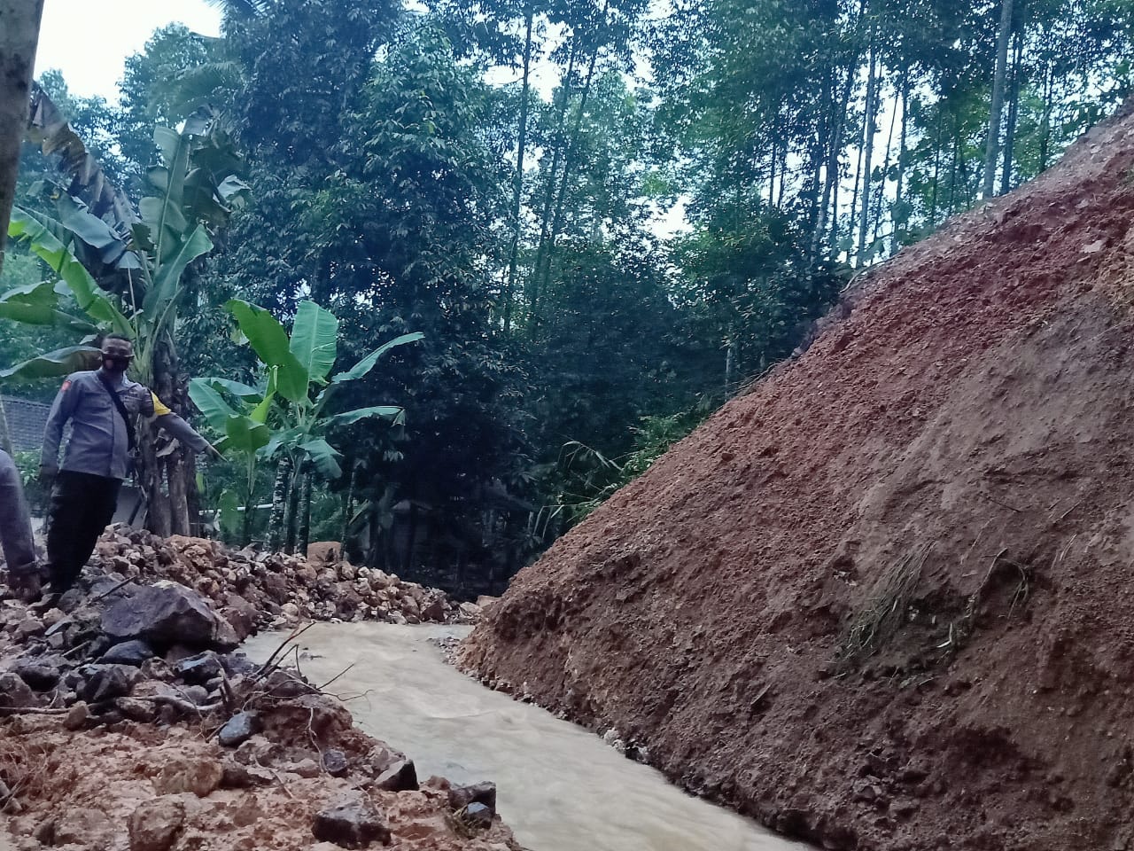 Akibat Hujan Deras, Tebing longsor dan Rendam Rumah Warga Di Cibeber Lebak Banten
