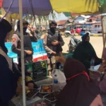 Cegah Penyebaran Covid-19, Polwan Polda Banten Berikan Himbauan Protokol Kesehatan di Pantai Karangantu