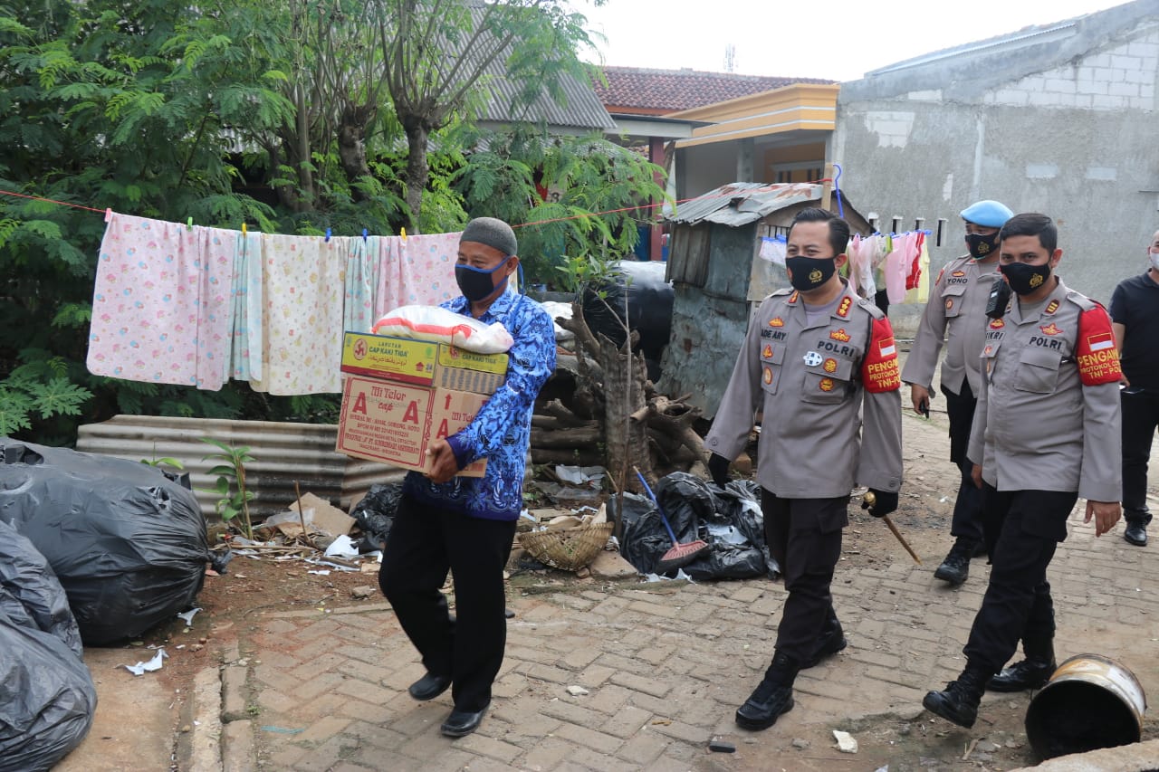 Kunjungi Warga yang Sedang Sakit, Kapolresta Tangerang Salurkan Bantuan ke 6 Titik di 3 Desa