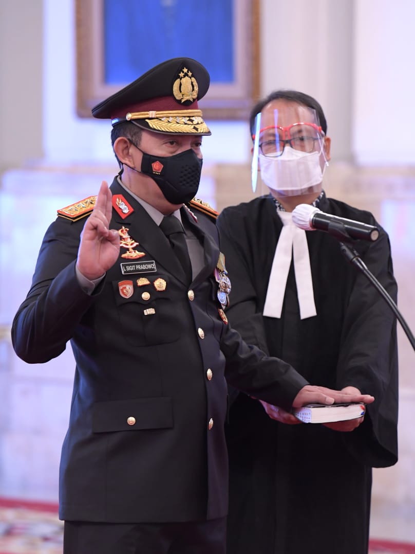 Jenderal Idham Azis Serahkan Panji Polri Tribrata ke Jenderal Listyo Sigit