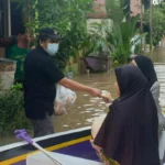 Banjir Di Perumahan Binong , Rispanel Arya Turun Langsung ke Lokasi Bagikan Bantuan
