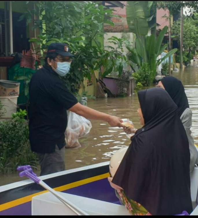 Banjir Di Perumahan Binong , Rispanel Arya Turun Langsung ke Lokasi Bagikan Bantuan