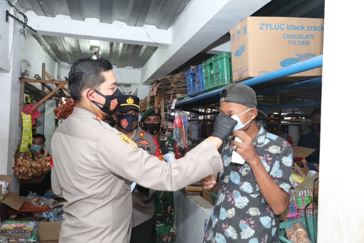 Kapolresta Tangerang bersama Muspika Bagikan 2.000 Masker ke Pengunjung Pasar dan Puskesmas Mauk