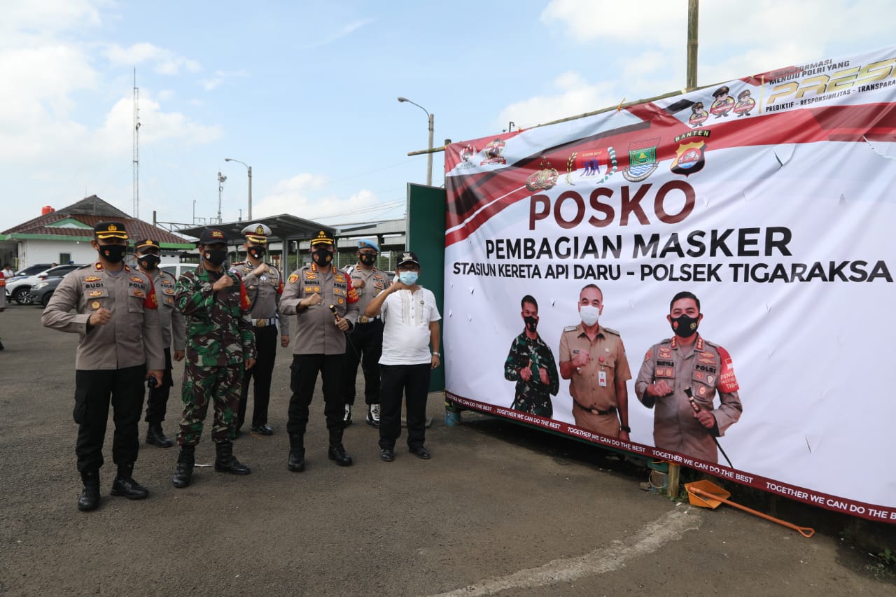 Polresta Tangerang dan 3 Pilar Dirikan Posko Pembagian Masker di Stasiun DARU