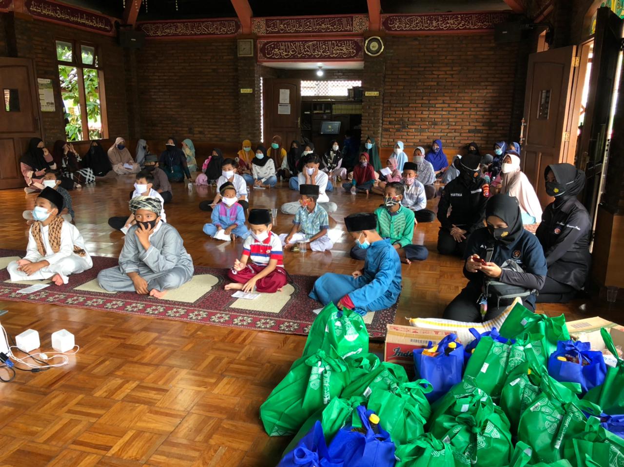 Tim Warung Jumat Polda Banten Kunjungi Pesantren Tahfidz Qur'an Daarul Hamiid, Salurkan Puluhan Paket Sembako