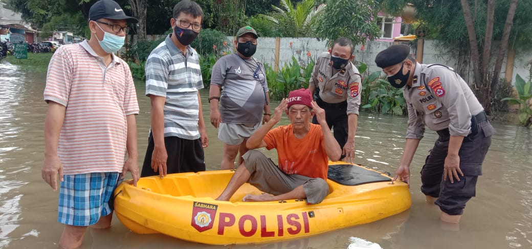 Satuan Sabhara Polresta Tangerang Evakuasi Korban Banjir di Perum Villa Tomang Pasar Kemis