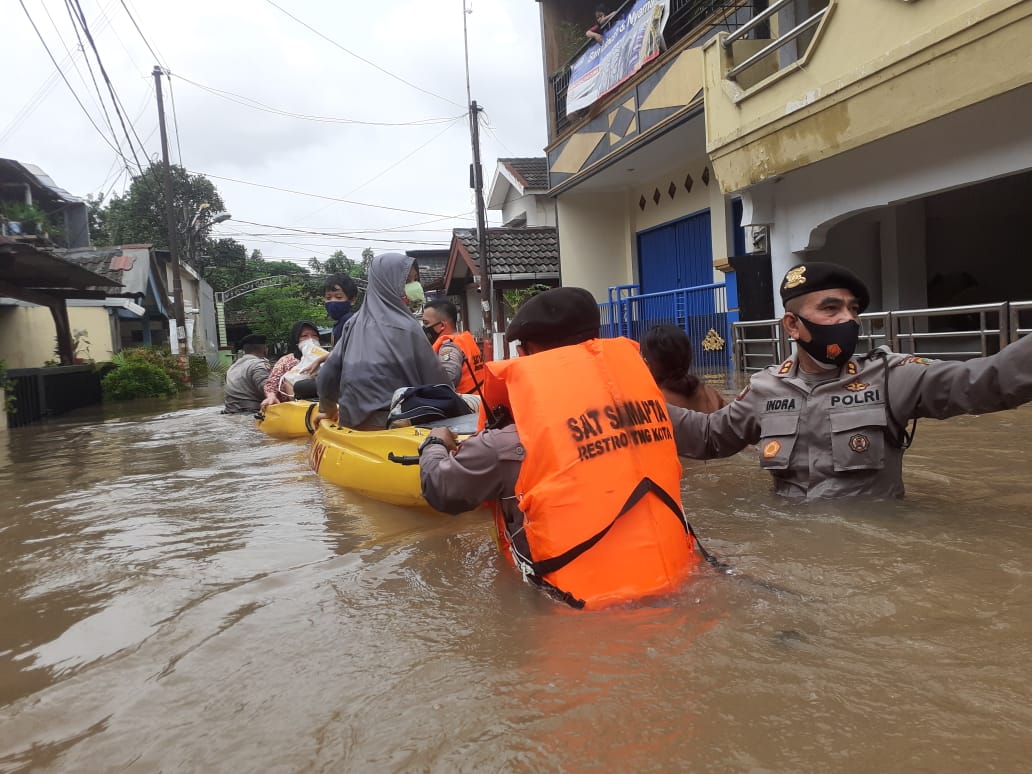 Personel TNI-Polri Dikerahkan Untuk Membantu Korban Banjir