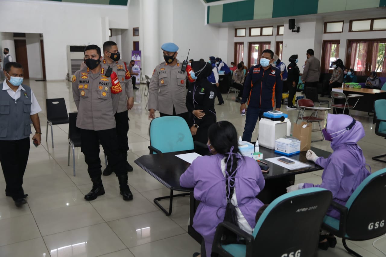 Kapolresta Tangerang Tinjau Pelaksanakan Vaksinasi Hari Kedua