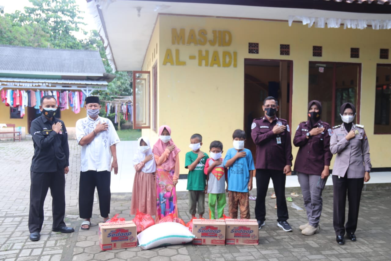 Tim Warung Jumat Polda Banten Kunjungi Panti Asuhan Yatim Piatu Baiturrahman, Salurkan Paket Sembako