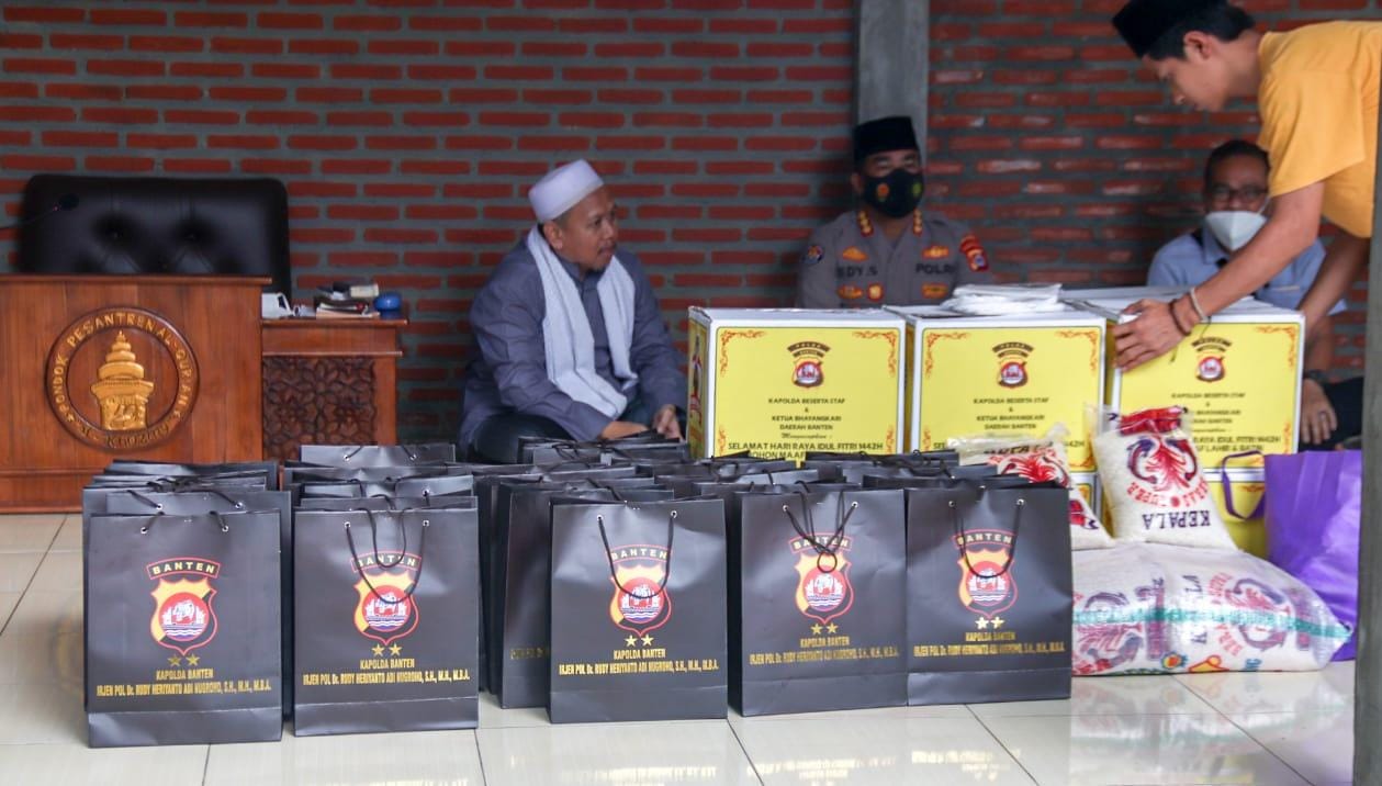 Ramadhan, Warung Jum'at Polda Banten Bagikan Sembako ke Ponpes Al-khoziny
