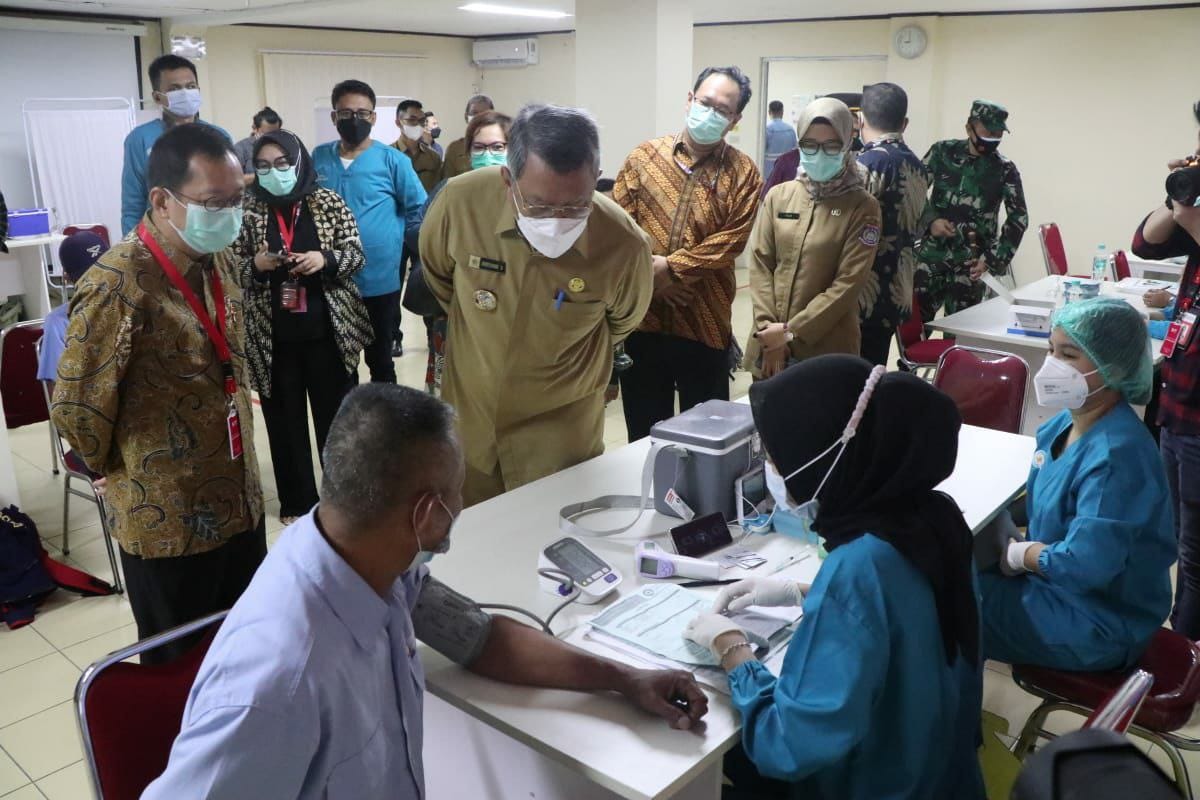 Walikota Tangsel Tinjau Vaksinasi Gotong Royong Pekerja PT. Indah Kiat Pulp & Paper