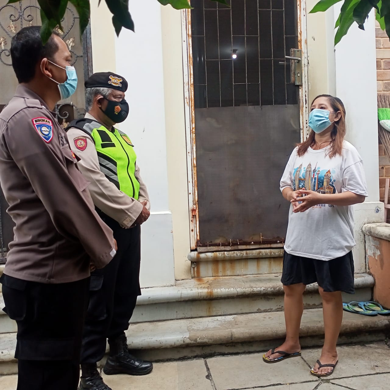 Bhabinkamtibmas Panbar  Bersama Kapolsubsektor Palem Semi Giat Cooling System Patroli dan kunjungan kepada warga yang menjalani Isolasi Mandiri dirumah yang Sudah Sembuh