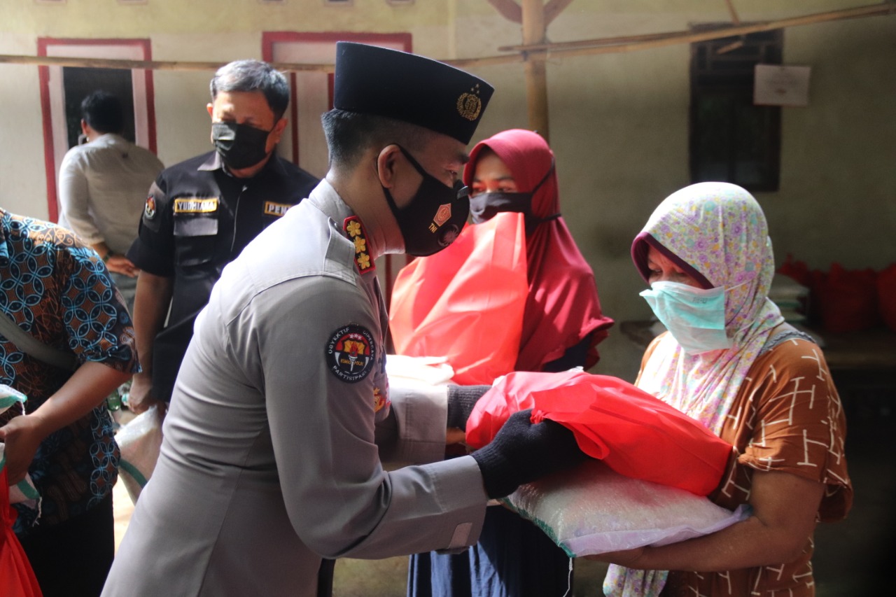 Polda Banten Bagikan Paket Sembako Menjelang Hari Bhayangkara