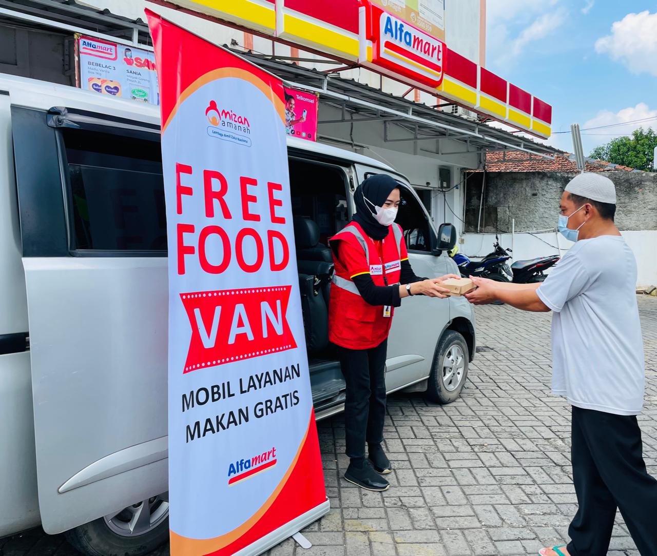 Alfamart & Mizan Amanah Berbagi Makanan Gratis ke Penyapu Jalanan di Tigaraksa Tangerang
