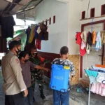 Polsek jatiuwung Bersama 3 Pilar Mengadakan penyemprotan Disinfektan di Kelurahan Cibodas