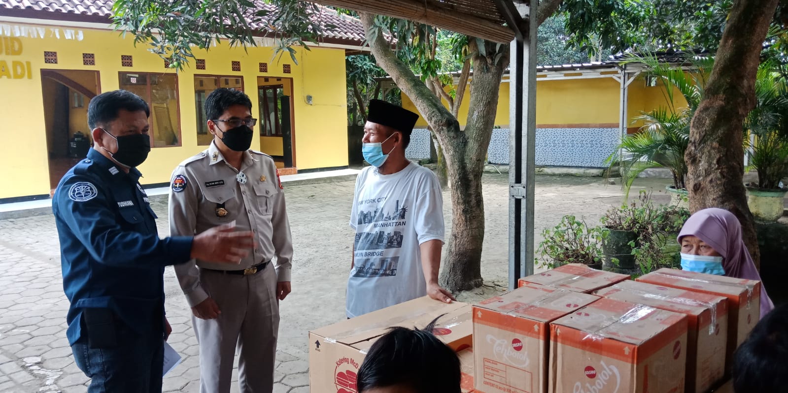 Baksos PPKM Darurat, Polda Banten Bagikan 1.000 Nasi Kotak Ke Warga