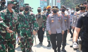 Panglima TNI, Kapolri, dan Kepala BNPB Cek Gudang Obat COVID-19 di Kodim 0602/Serang