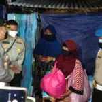 Di Patroli Penerapan PPKM Darurat, Polda Banten Bagikan Sembako dan Masker Kepada PKL