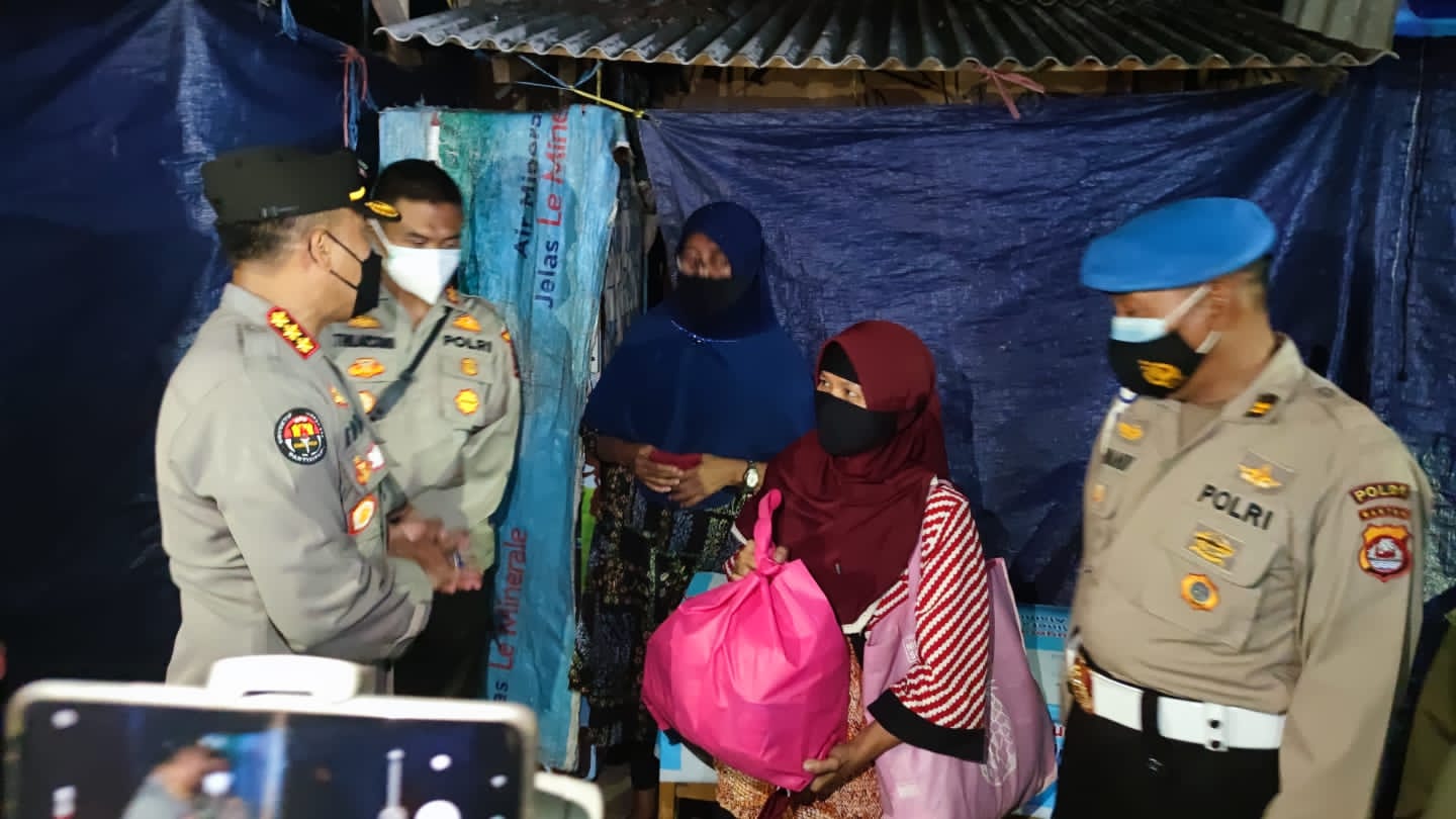 Di Patroli Penerapan PPKM Darurat, Polda Banten Bagikan Sembako dan Masker Kepada PKL