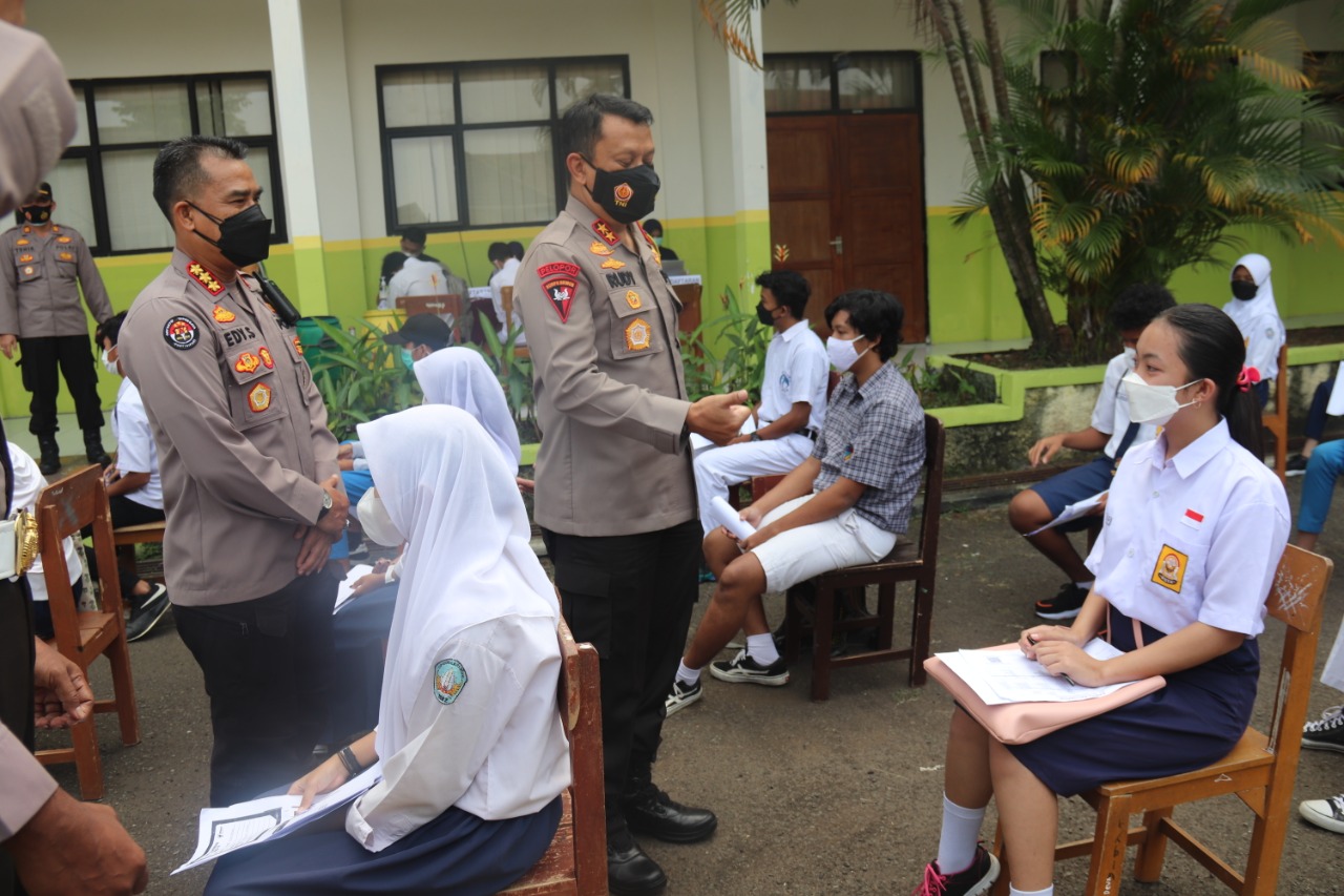 Tinjau Vaksinasi Pelajar, Kapolda Banten Ajak untuk selalu Pakai Masker