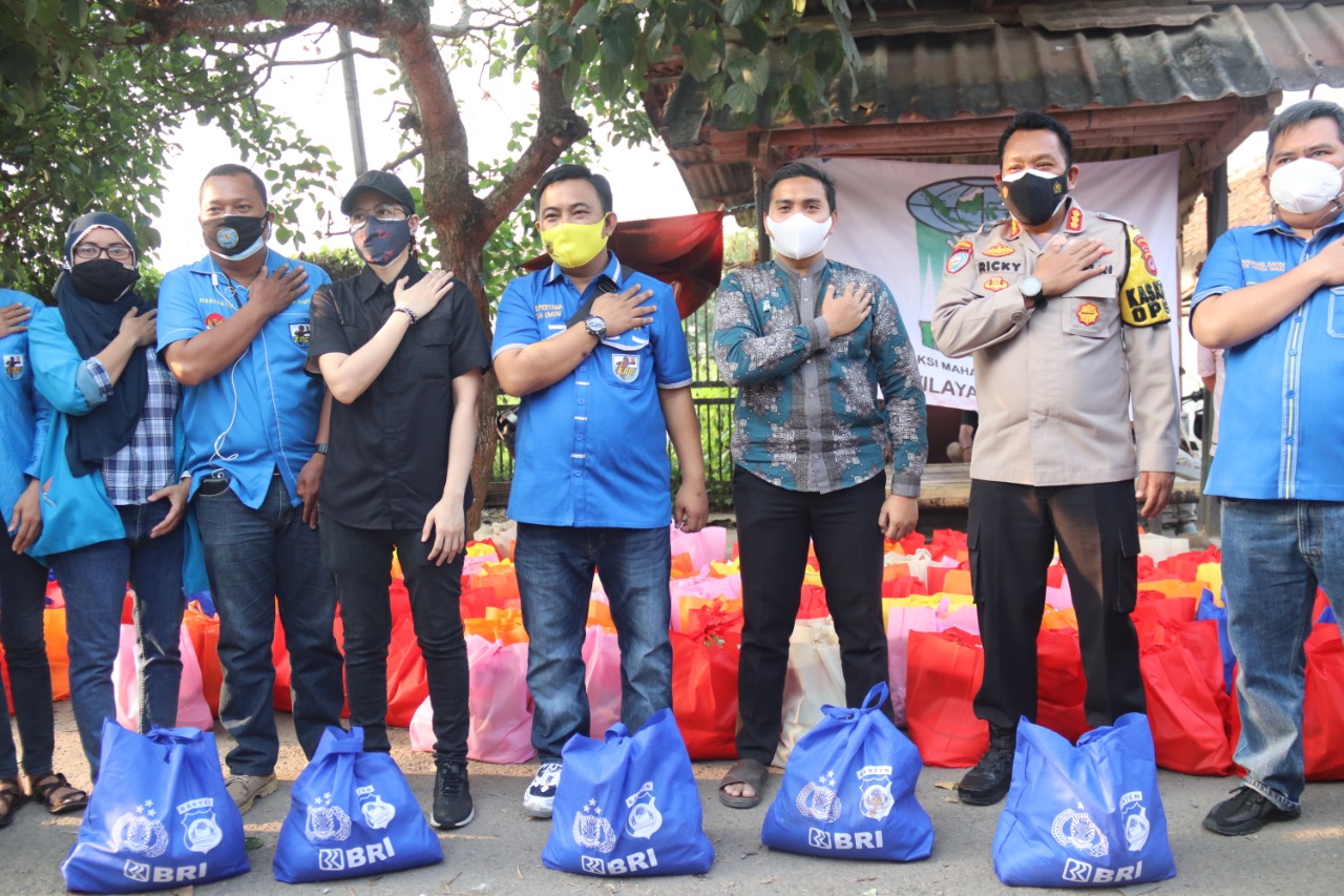 Polda Banten Bersama KNPI Salurkan Ribuan Paket Sembako Kepada Masyarakat