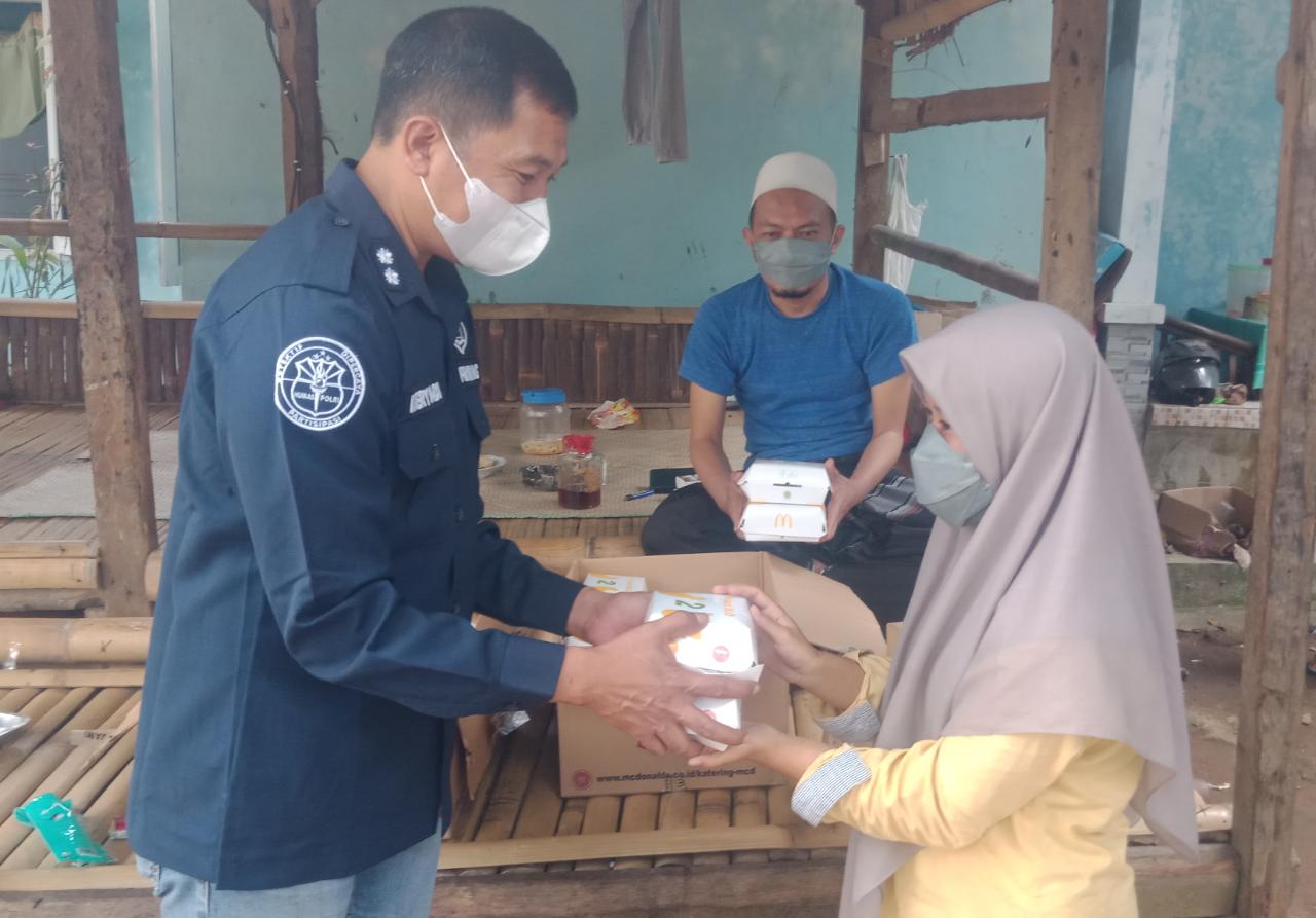 Anak Yatim, Santri dan Penyandang Disabilitas Dapat Bantuan Paket Nasi Box dari Kapolda Banten