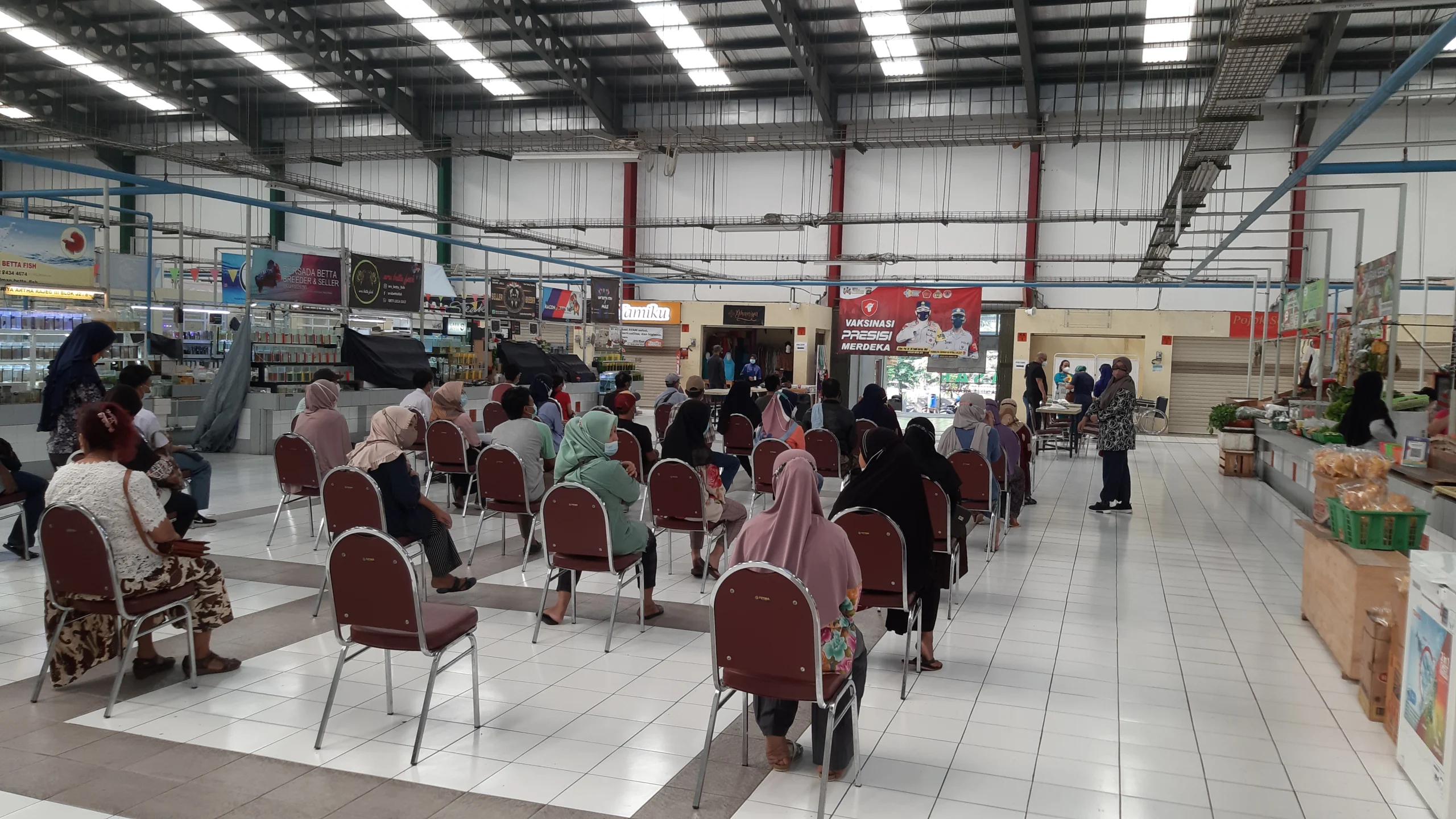 Ratusan Warga Kota Tangerang Antusias Ikuti Vaksinasi Merdeka Di Pasar Ufit Goldland