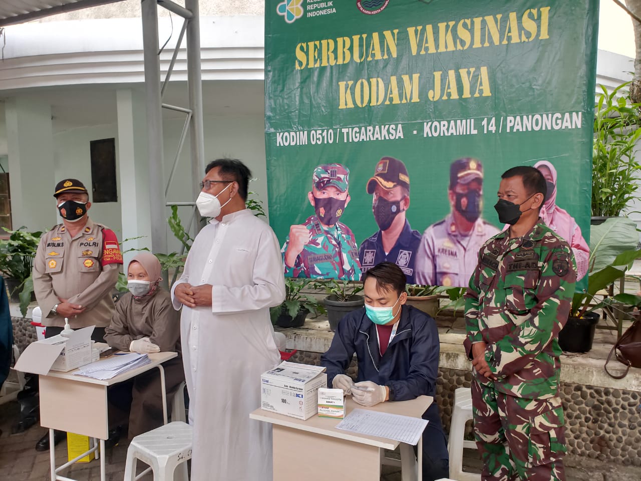Sinergi Polri - TNI di Panongan Pada Serbuan Vaksin Covid-19 Kodam Jaya