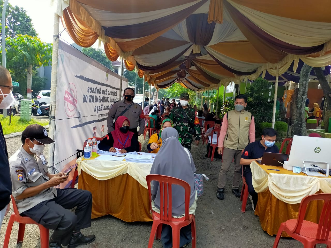 Sinergitas TNI-Polri dalam kegiatan pendampingan Vaksinasi di Citra raya