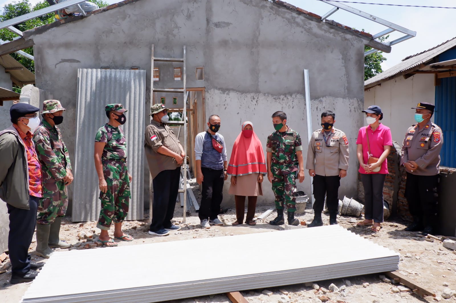Kapolsek Panongan Dampingi Dandim 0510/Trs Meninjau Proses Bedah Rumah Layak Huni Di Kampung Cibango Desa Serdang Kulon