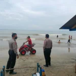 Patroli di Pantai Anyer-Carita, Personel Ditpamobvit Polda Banten Berikan Himbauan Prokes