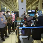 Tinjau Bandara Soetta H-1 Natal, Kapolri Minta Pengawasan Ketat Masa Karantina PPI