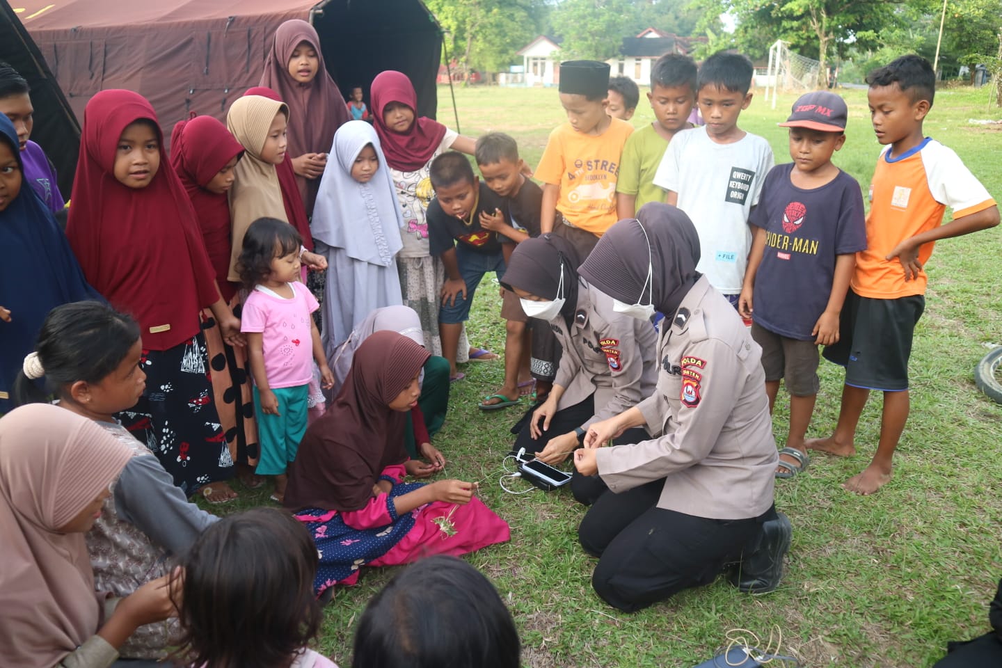 Polwan Polda Banten Berbagi Keceriaan, Bermain Dengan Anak Terdampak Gempa