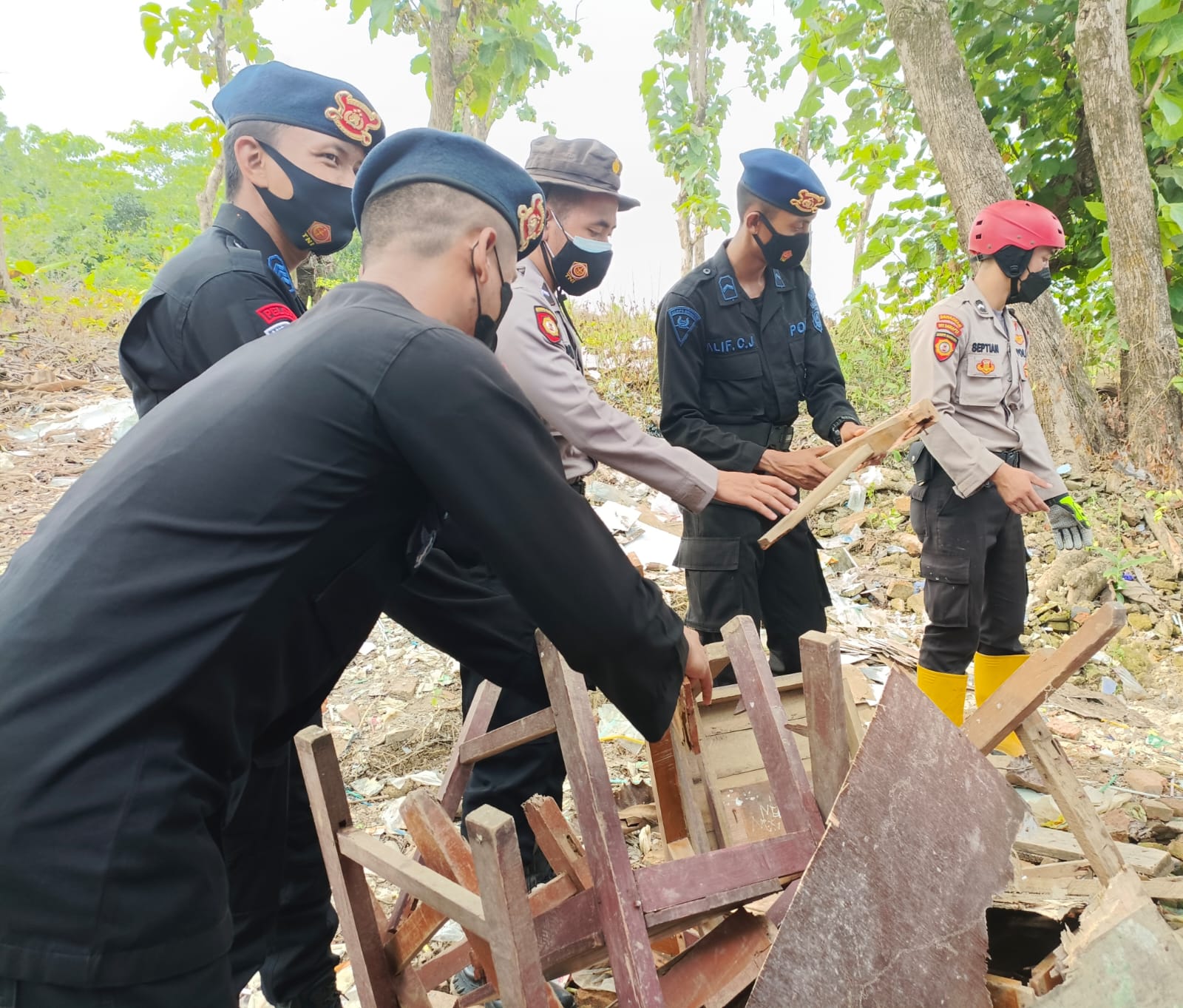 Satbrimob Polda Banten Bantu Bersihkan Puing Bangunan yang Terkena Dampak Bencana Gempa