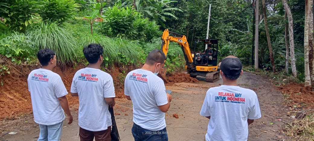 Relawan AHY Kirim Bantuan Excavator, Bersihkan Material Dampak Longsor dan Banjir di Serang