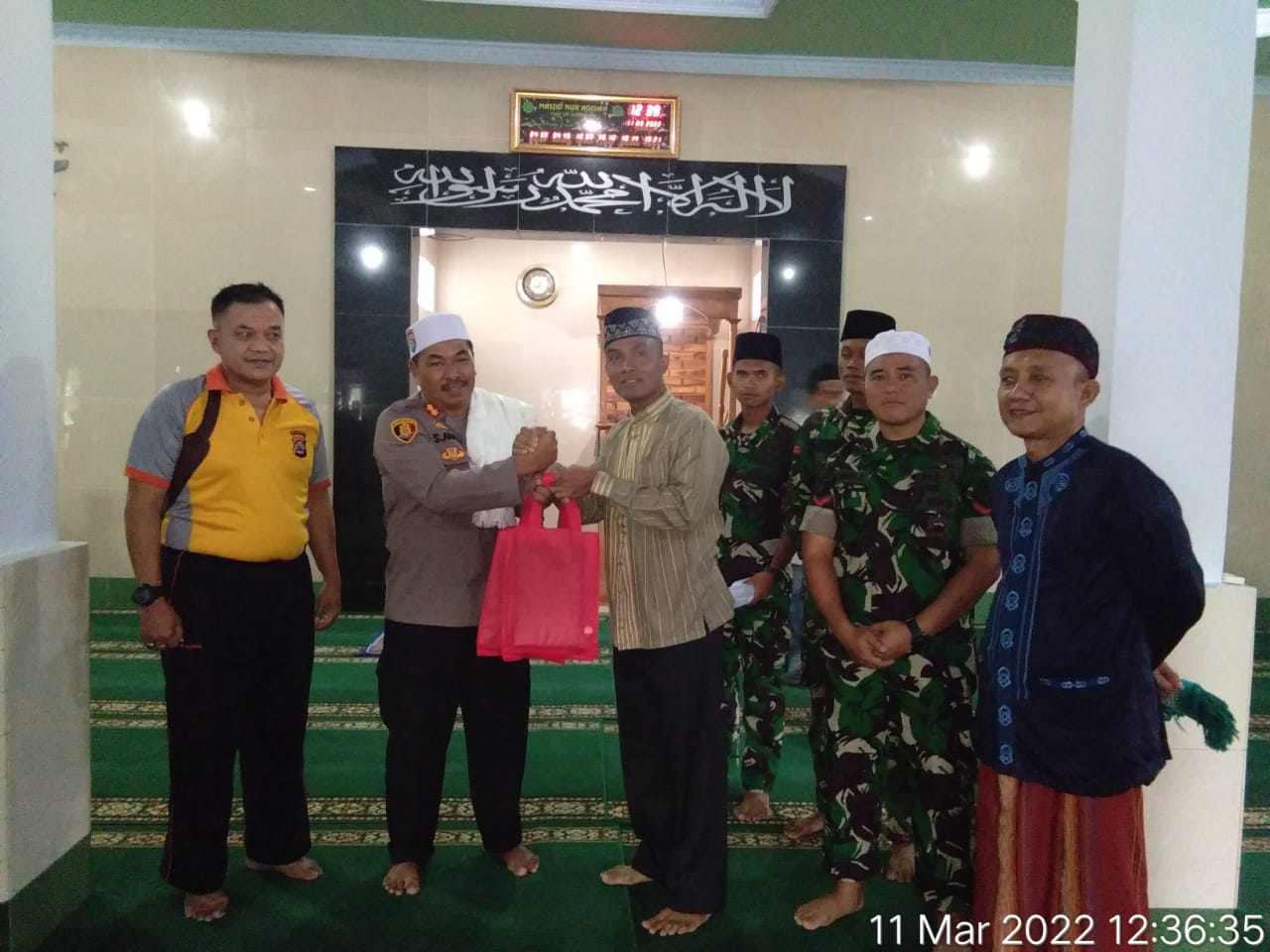 Wujud Kerukunan TNI-Polri, Ditbinmas Khutbah Di Masjid Yonif 320 Badak Putih Pandeglang