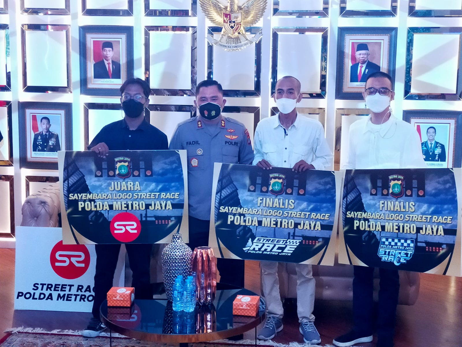 Kapolda Memberikan Apresiasi Kepada 3 Finalis Sayembara Logo Street Race Polda Metro Jaya