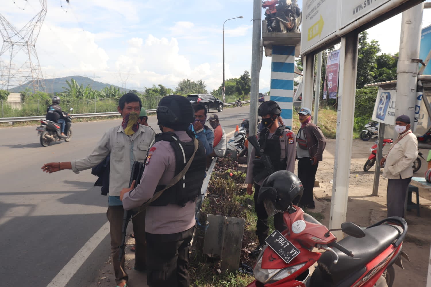 Ciptakan Situasi Kondusif, Personel Satbrimob Polda Banten Laksanakan Patroli