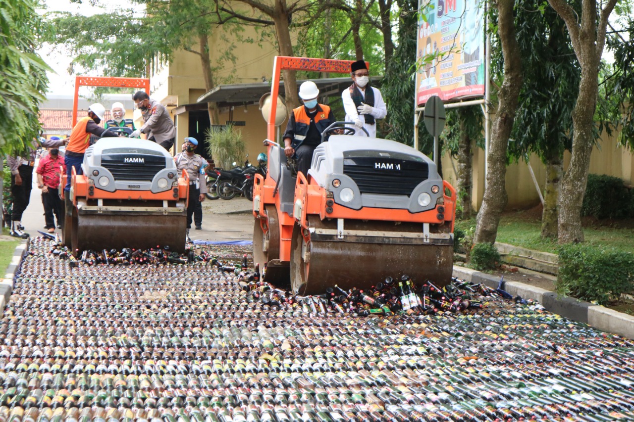 Jelang Ramadhan 1443 H, Polda Banten Musnahkan 12 Ribu Botol Miras dan 32 Kg Sabu