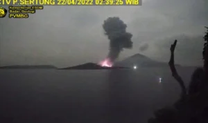 Krakatau Erupsi, Terdengar Suara Dentuman Keras sampai Radius 60 Km