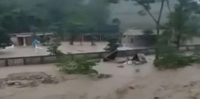 Banjir Bandang Terjang Kawasan wisata di Purwakarta