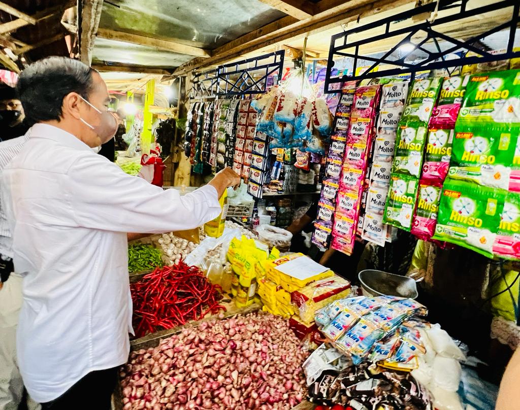 Presiden Jokowi Bagikan Bansos dan Cek Harga Minyak Goreng di Pasar Baros