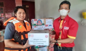 Alfamart Salurkan Donasi pada Korban Banjir