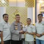 Kunjungan Pengurus PWI Kabupaten Tangerang,Kapolresta Tangerang Di Hadiahi Buku Saku Wartawan