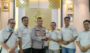 Kunjungan Pengurus PWI Kabupaten Tangerang,Kapolresta Tangerang Di Hadiahi Buku Saku Wartawan