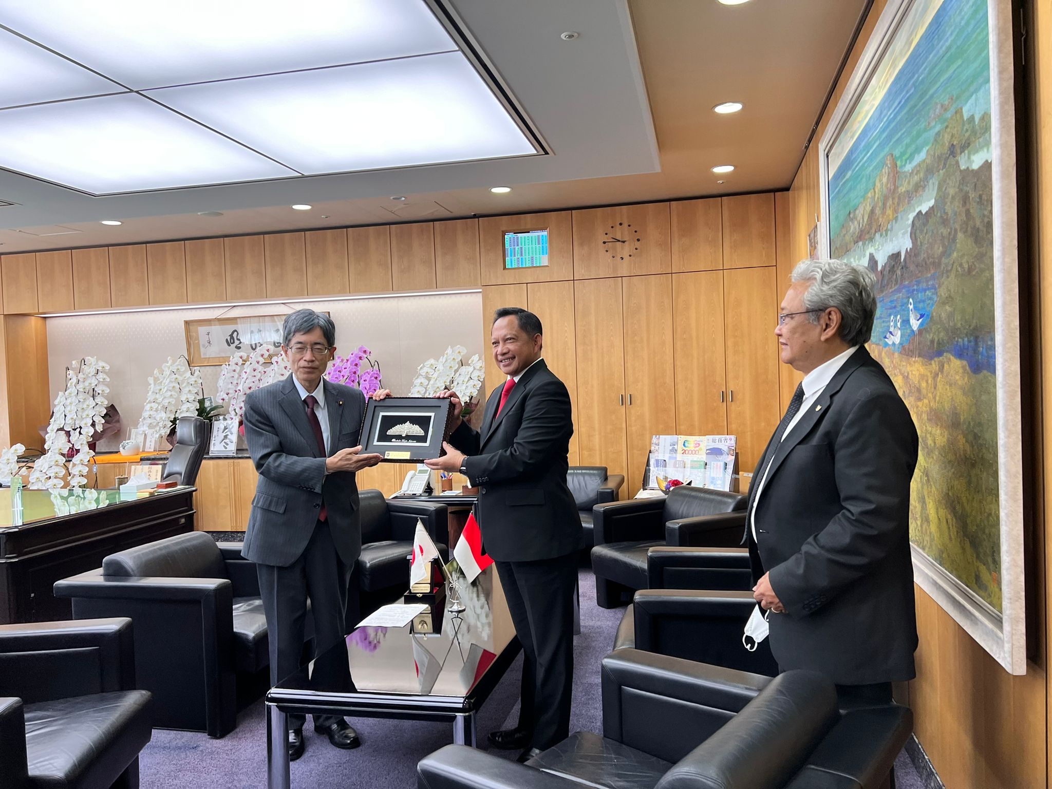 Mendagri Tito Bertemu Mendagri Jepang Perkuat Kerja Sama Bilateral di Bidang Pemerintahan dan Adminduk