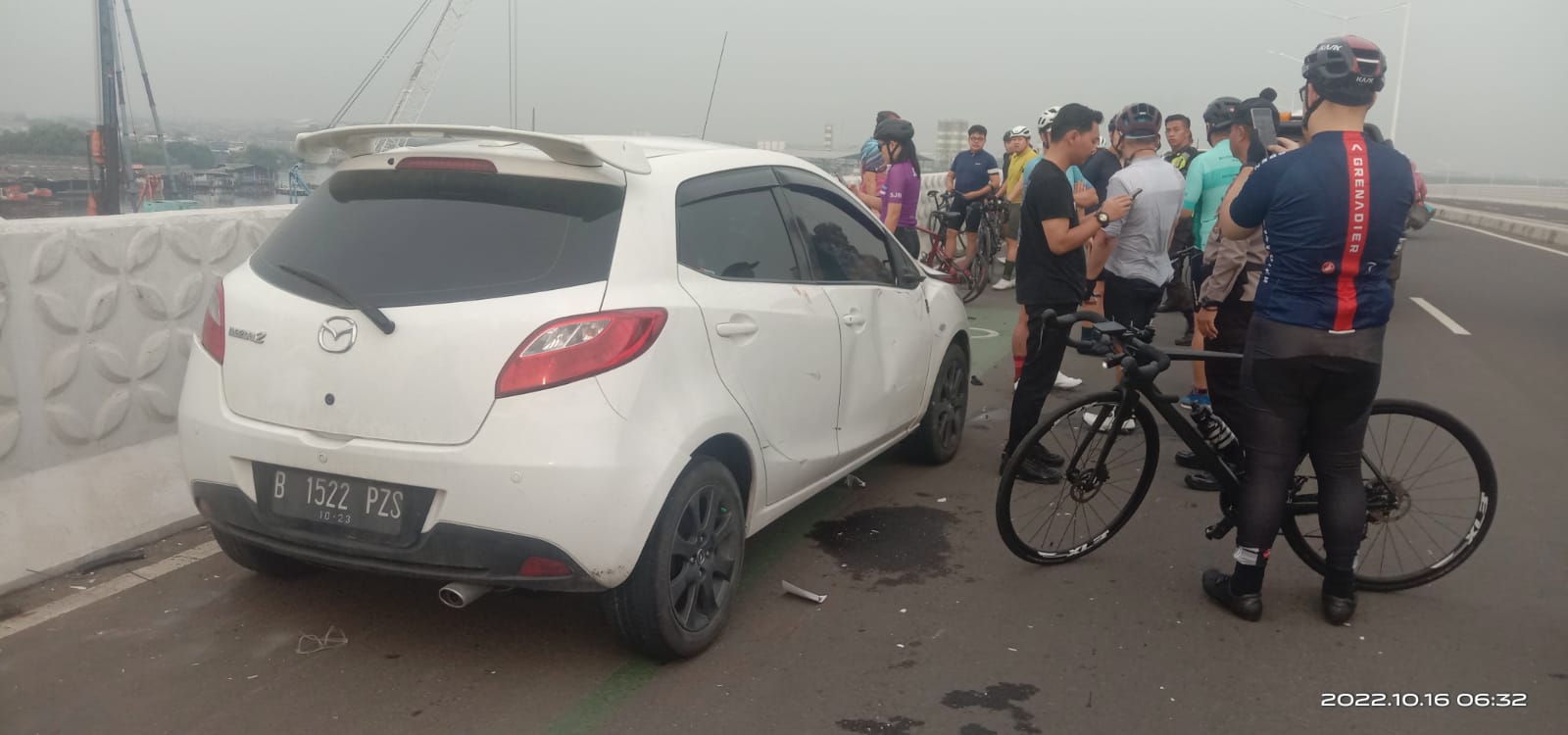 Enam pengendara sepeda terluka saat ditabrak mobil di PIK 2 Jakarta-Banten