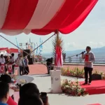 Menko Luhut Serahkan KK Warga di Stan Dukcapil Sail Tidore Expo 2022