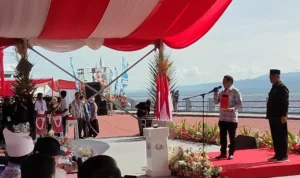 Menko Luhut Serahkan KK Warga di Stan Dukcapil Sail Tidore Expo 2022